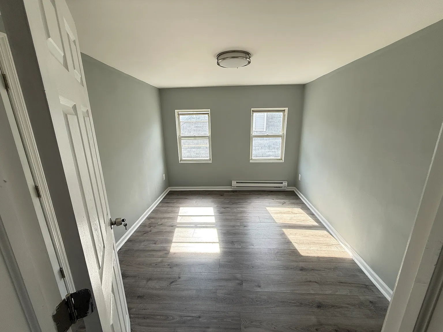 3 bed, 1000 sqft, $2,300 — Photo 3