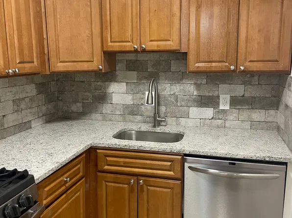 10320 Westlake Dr APT 302, Bethesda, MD 20817