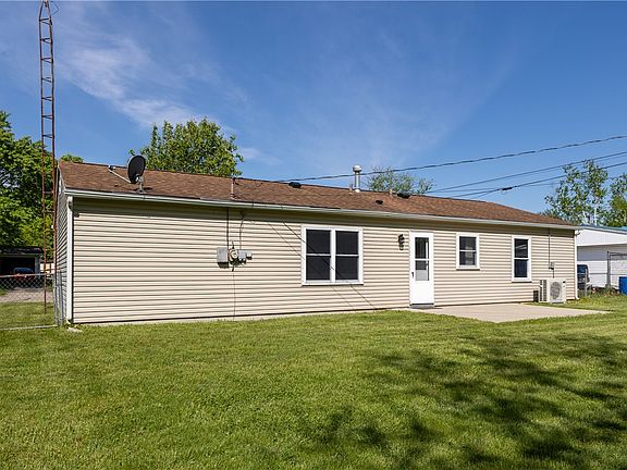3rd image of 868 Cliffside Dr