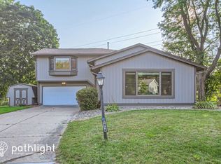 1916 Lamplight Dr, Woodbury, MN 55125