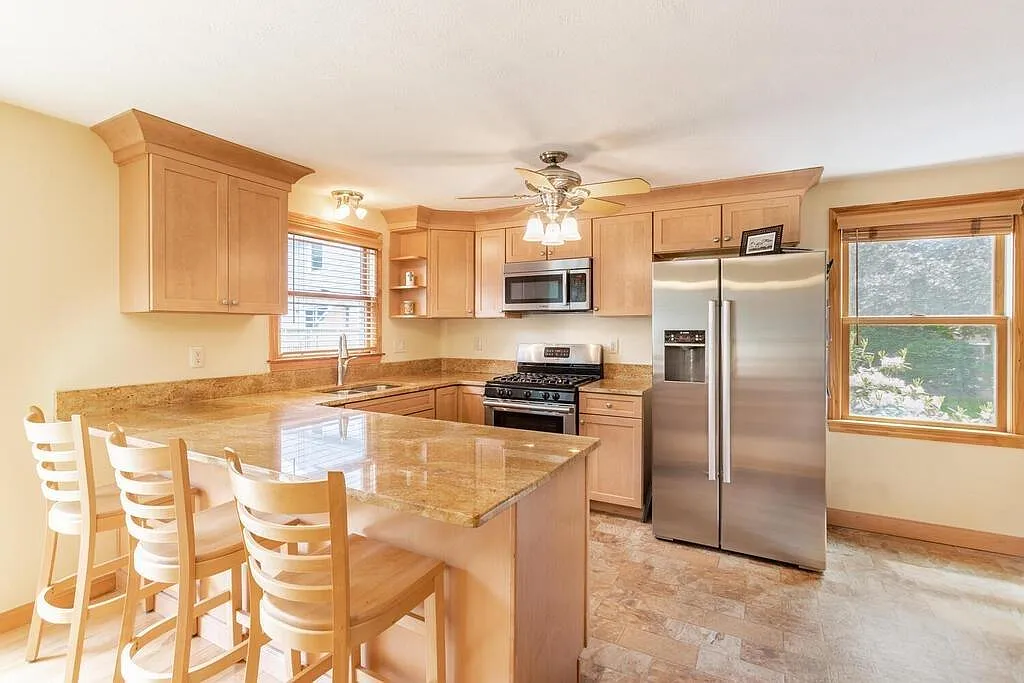 3 bed, 1970 sqft, $3,200 — Photo 2