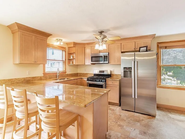 34 Highbridge Hl — Photo 2