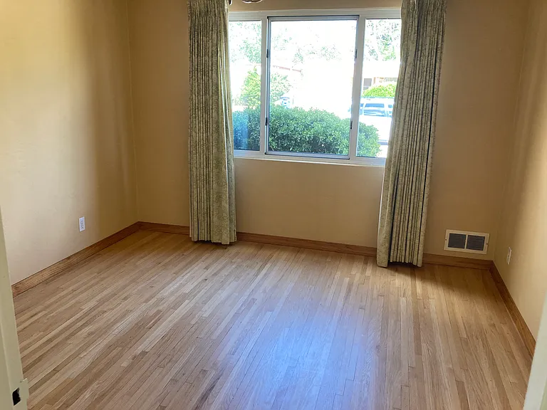 1333 Wellesley Dr NE — Photo 8