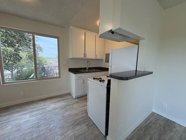 4272 Corinth Ave — Photo 5