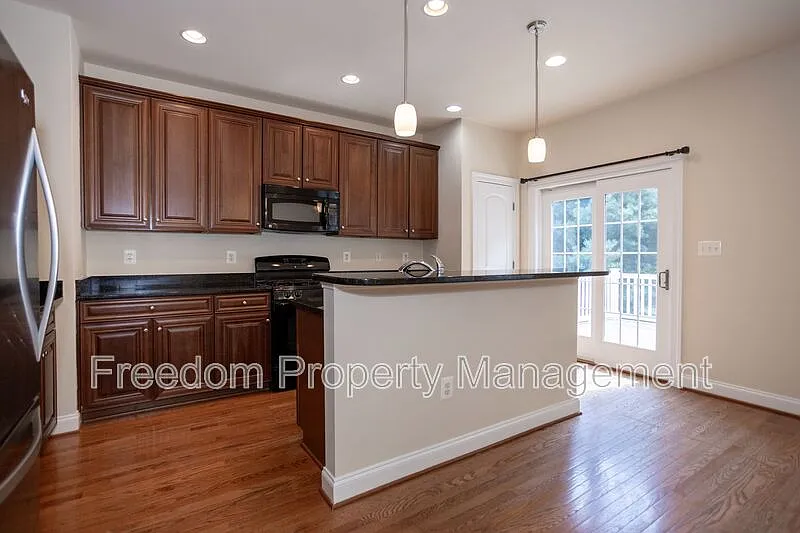 3 bed, 3.5 bath, 2880 sqft, $3,317 — Photo 4