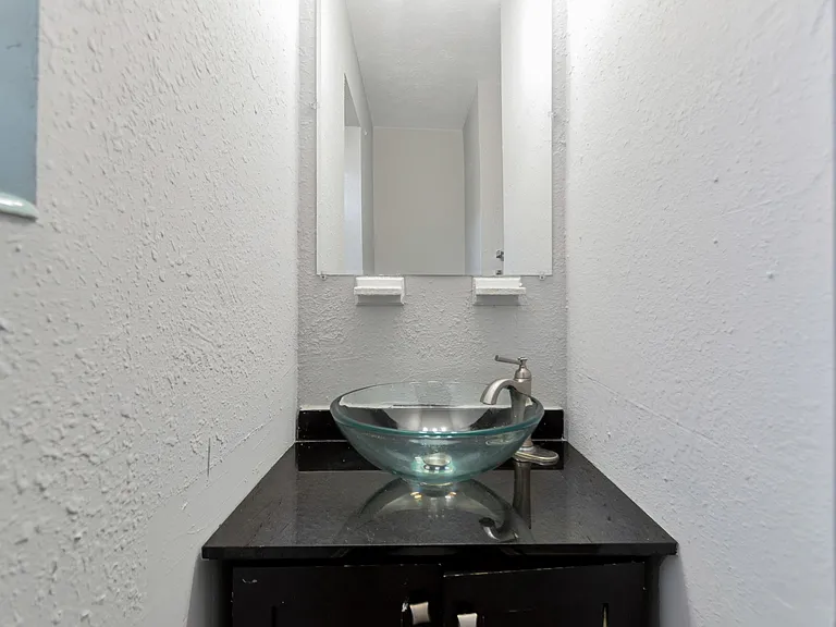 4543 Moncrief Rd W — Photo 12