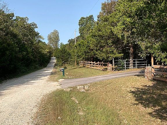 Brandes Lane, Driveway entry