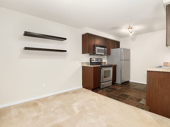 5th image of 215 9th St APT D203