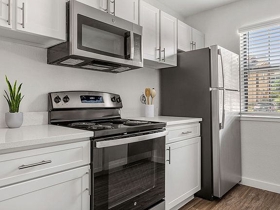 C242360_CallowayLasColinas_1B1B_Kitchen_02_VS_1