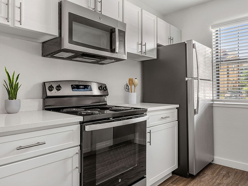 C242360_CallowayLasColinas_1B1B_Kitchen_02_VS_1