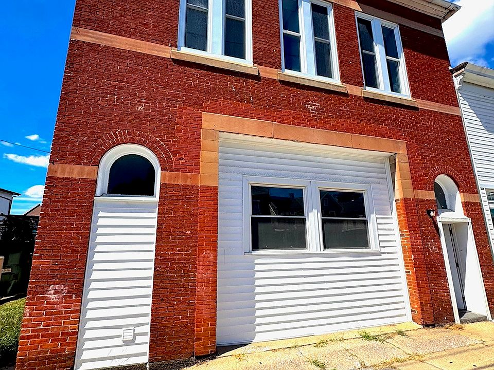 118 E Chestnut Street - Front (apartment is the entire front of building, both floors)