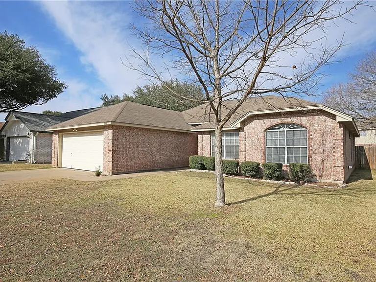 2308 Sycamore Trl — Photo 2