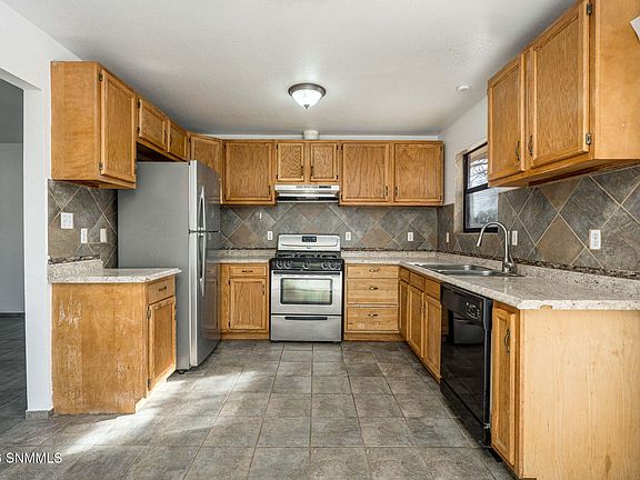 2nd image of 906 Rio Grande St