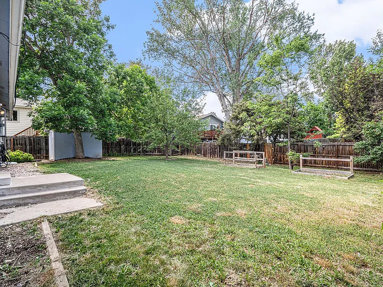 906 Mansfield Dr — Photo 18