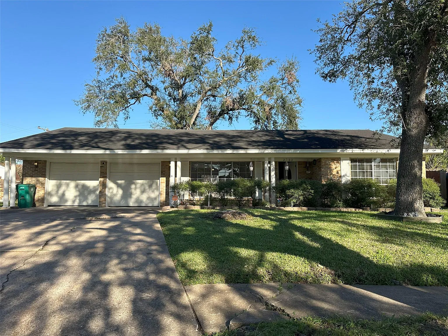 3 bed, 2.0 bath, 1631 sqft, $1,800 — Photo 1