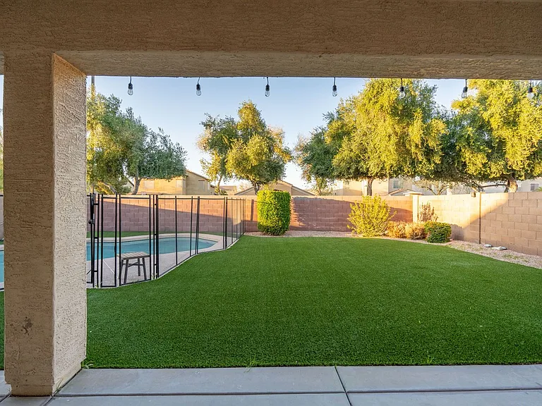 1546 E Nightingale Ln — Photo 77