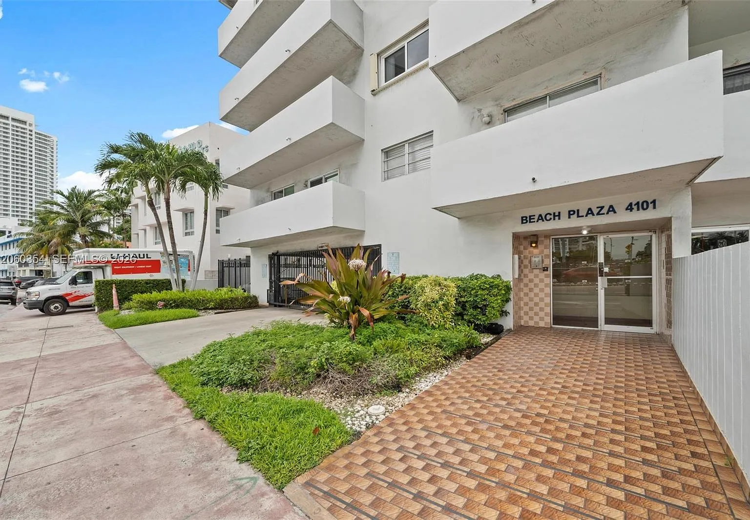 Beach Plaza Condo — Photo 1