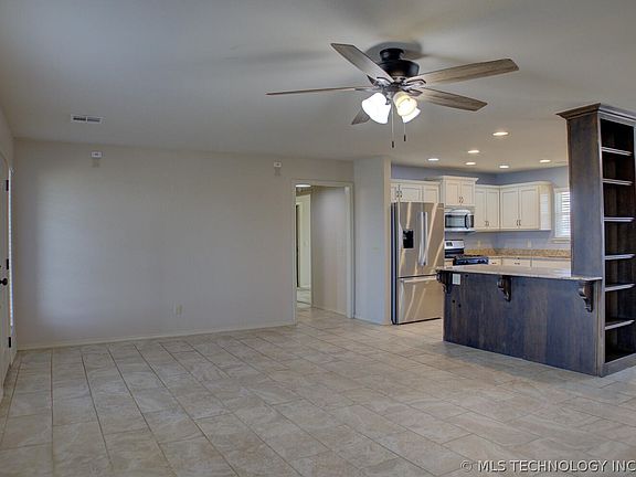 5th image of 32 Hazel St