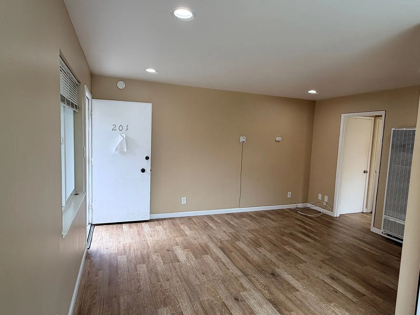 317 Warwick- 270- 1196/2701 — Photo 3