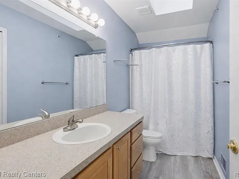 16878 Farmington Rd — Photo 16