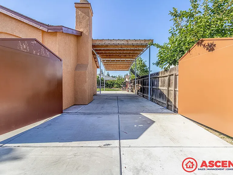 1810 Martinho Ave — Photo 4