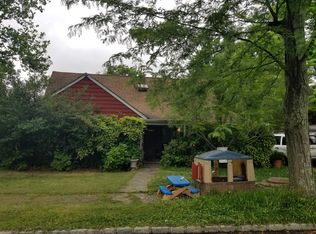 2 Woodbourne Rd, Great Neck, NY 11023