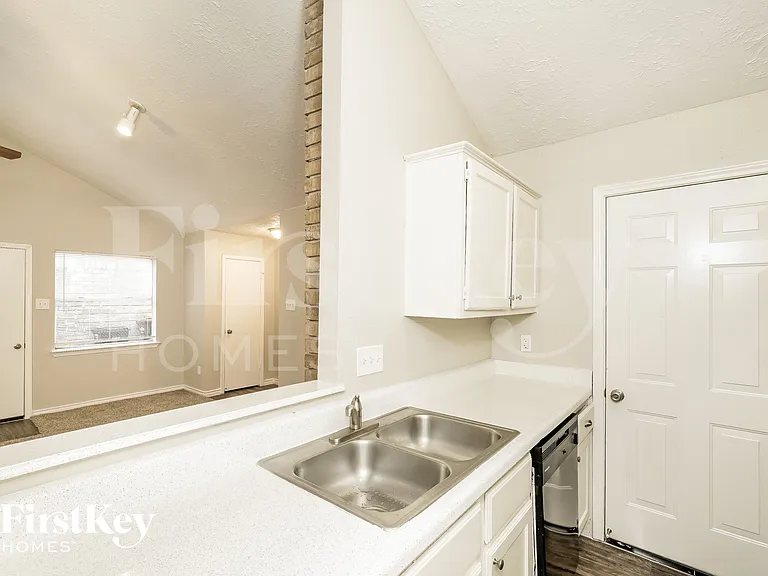 19903 Mountain Dale Dr — Photo 8