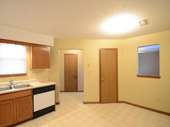 5th image of 1028 NE Lindsay Ave APT B