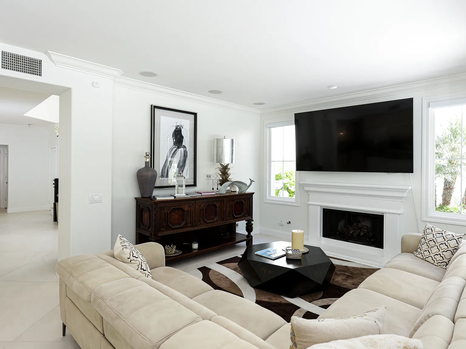 3 bed, 2.5 bath, 2473 sqft, $12,800 — Photo 3