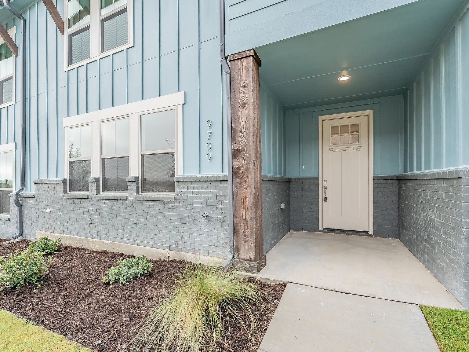 3 bed, 2.5 bath, 1907 sqft, $2,350 — Photo 2