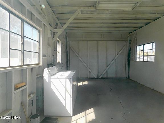 4th image of 820 Safari Dr