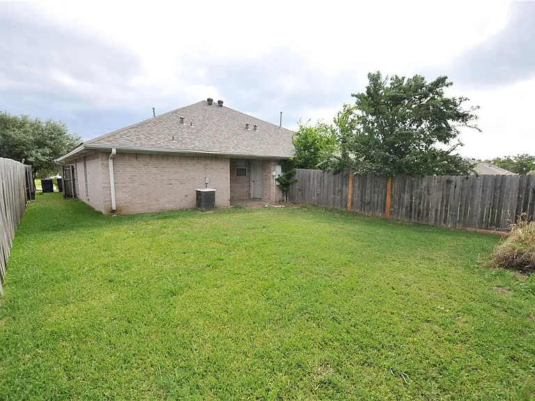 2323 Trace Mdws — Photo 2