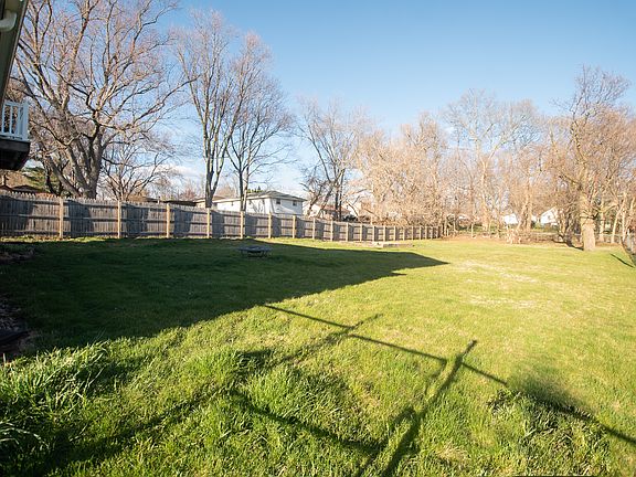 3rd image of 2024 Eastmoreland Ave