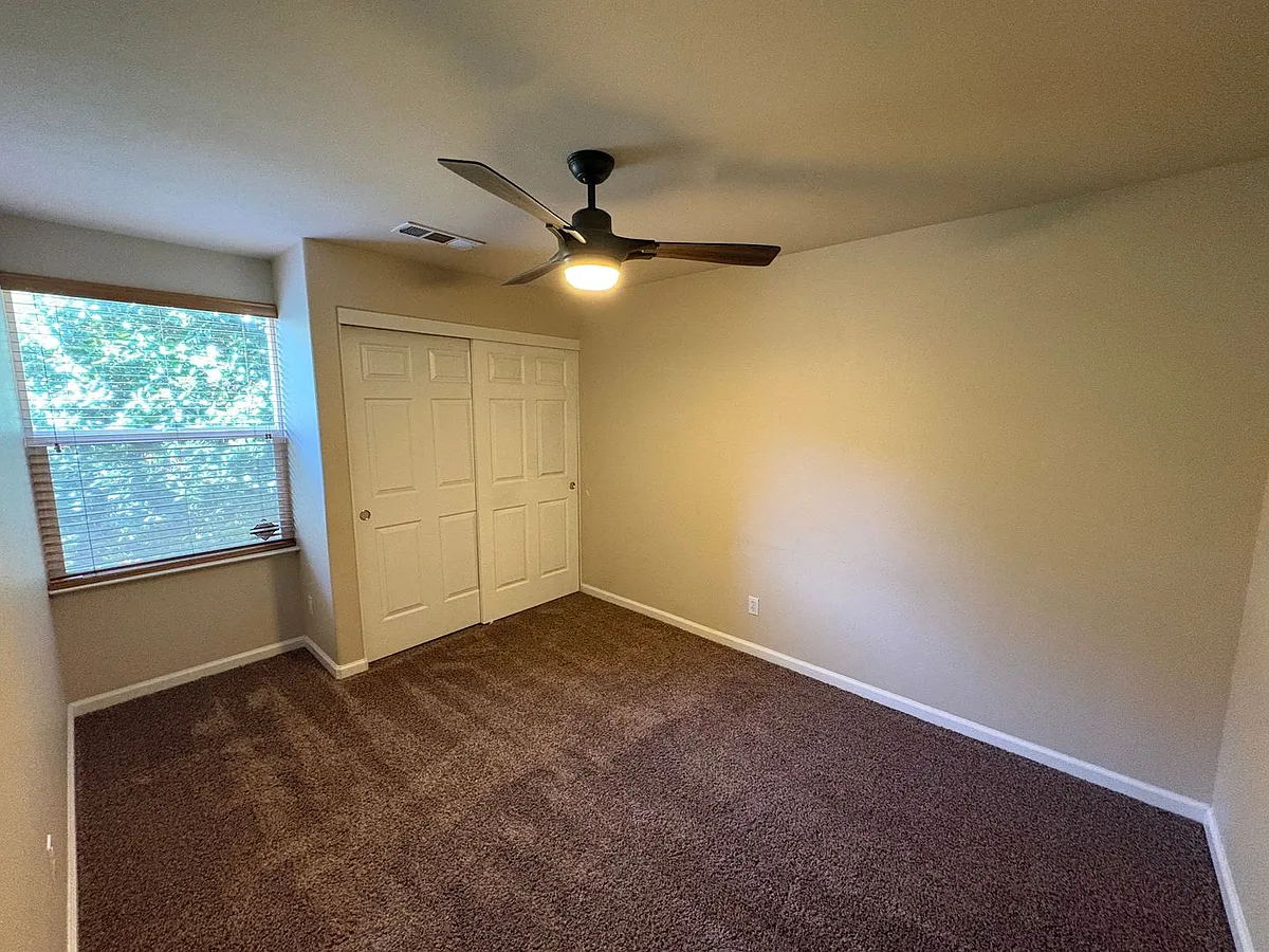 Building Photo - 1422 E Mesa Ct