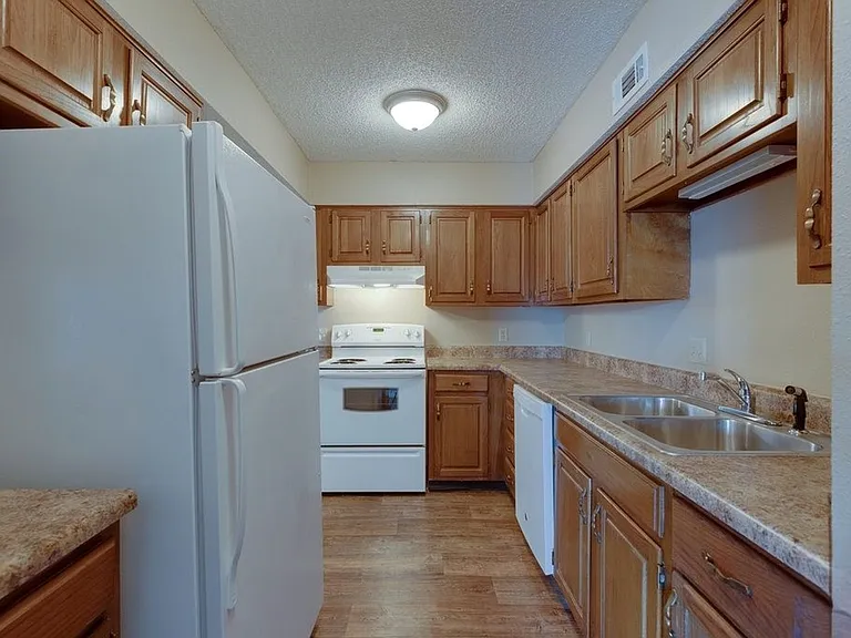Aragon Apartments — Photo 7