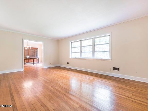 3rd image of 2929 Thornwood Dr