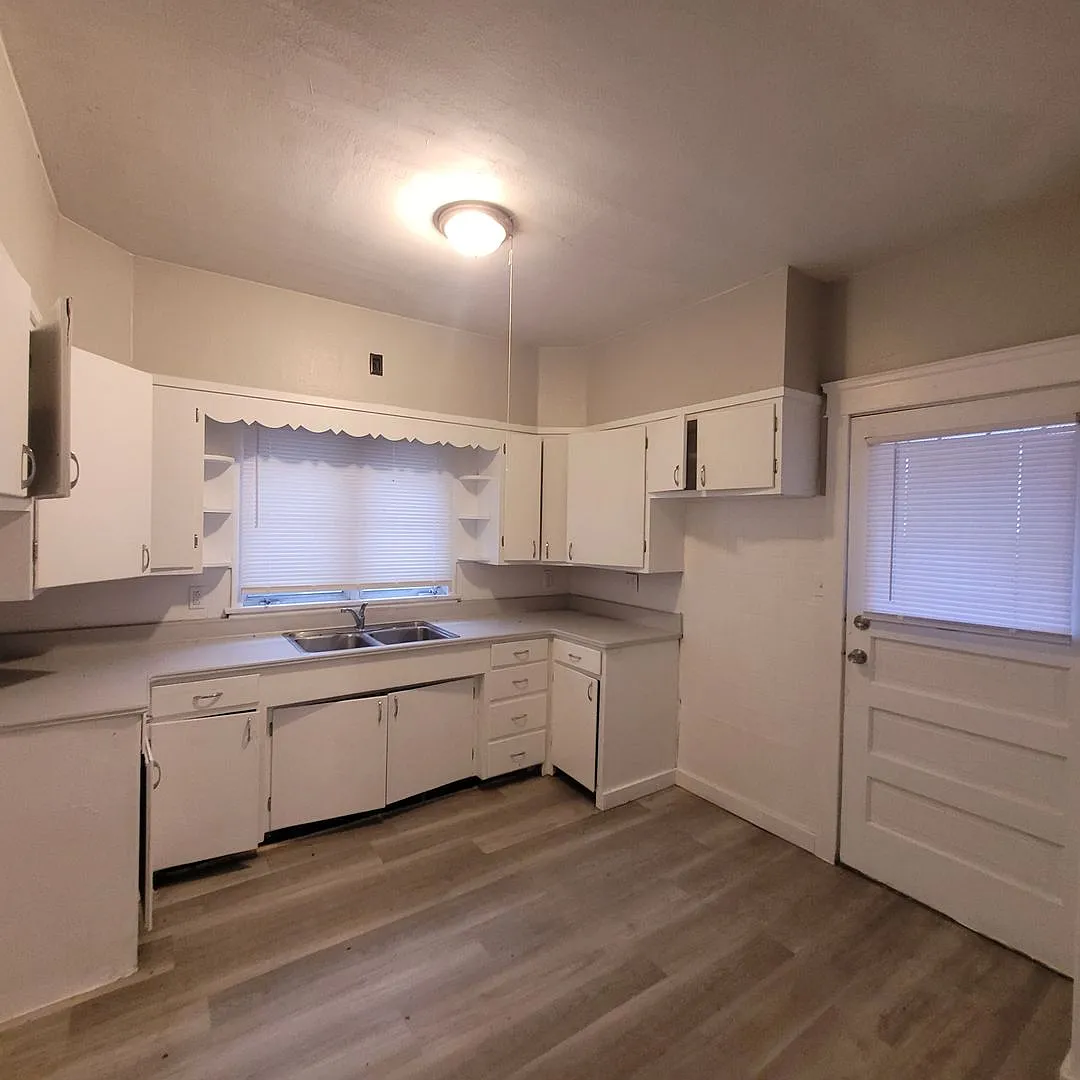 Single Family Home 3 beds 1 bath Available Now! — Photo 4