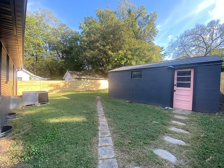 1406 Benjamin St — Photo 15