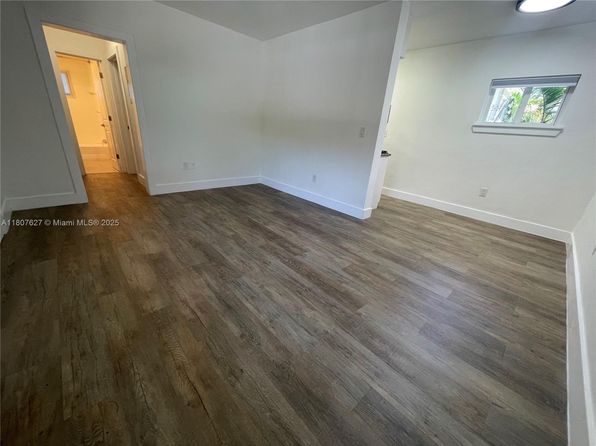 125 Edgewater Dr APT 5