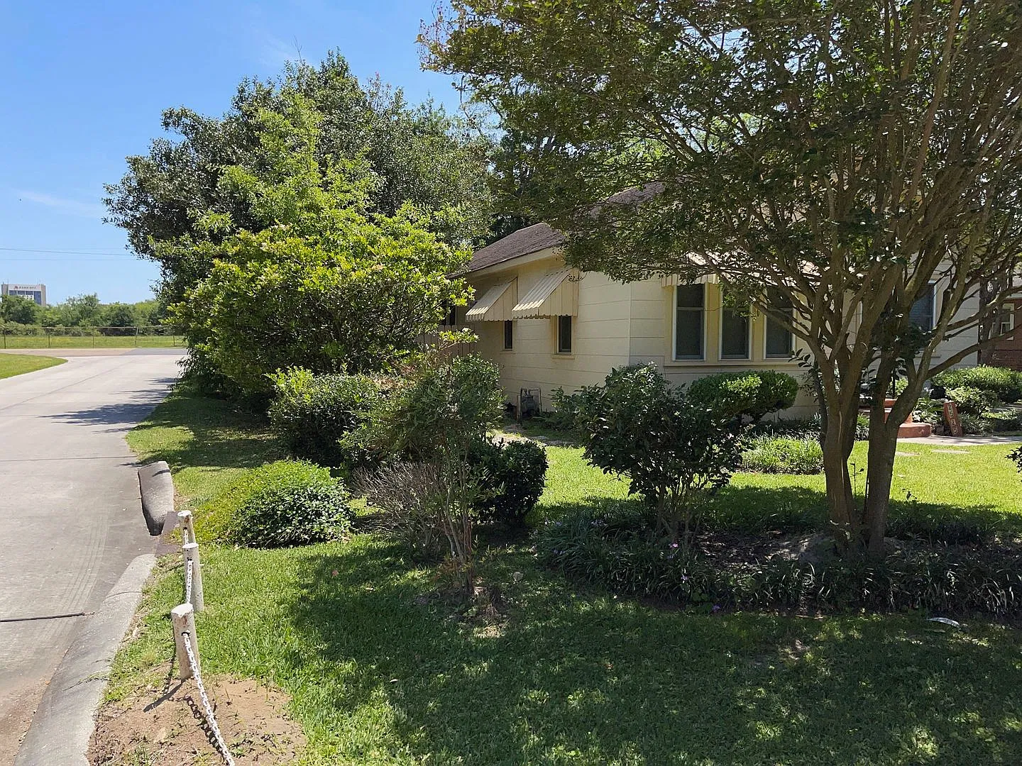 2 bedrooms 1 bath - Large Yard — Photo 2