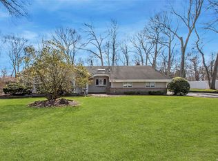 54 Canterbury Dr, Hauppauge, NY 11788