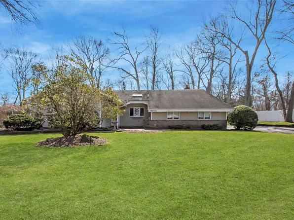 54 Canterbury Drive, Hauppauge, NY 11788
