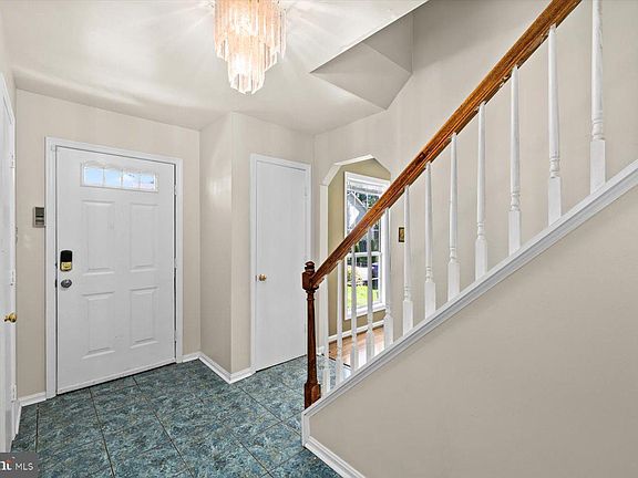 4th image of 12 Jane Ct