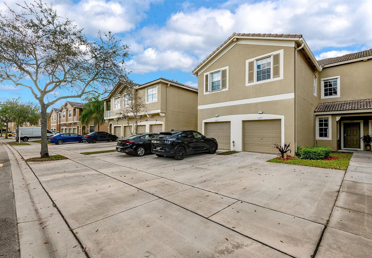 3 bed, 3.5 bath, 1954 sqft, $3,050 — Photo 1