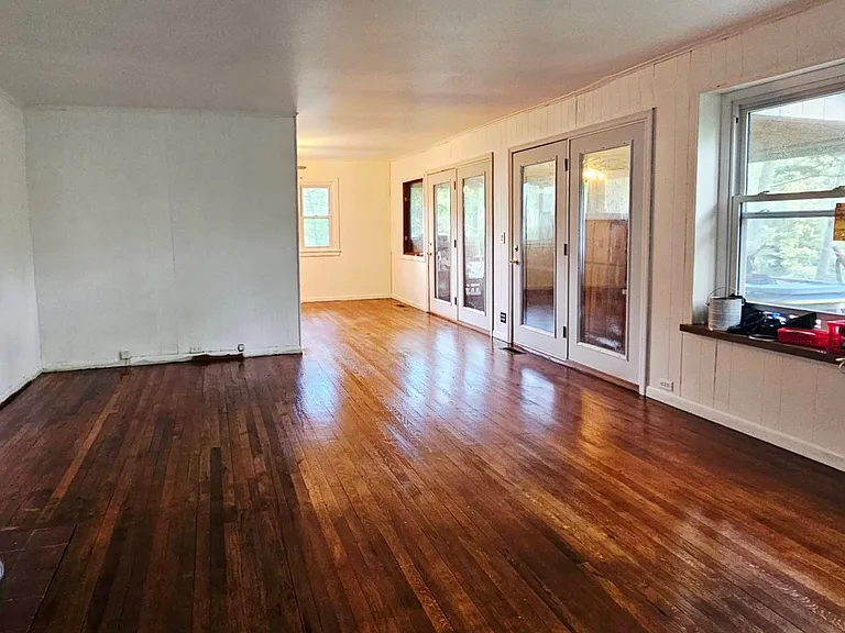 313 W Outer Dr — Photo 4