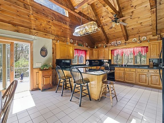 3rd image of 22 Country Ln