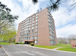 180 Limeridge Rd W #307, Hamilton, ON L9C7H7