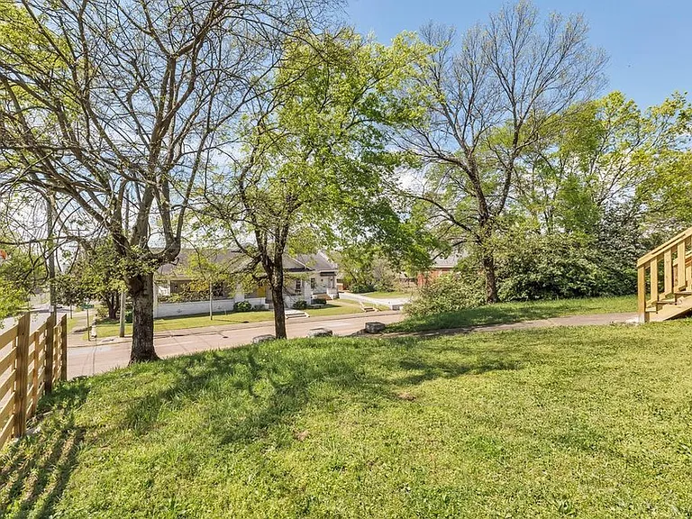 1915 Mccallie Ave — Photo 3