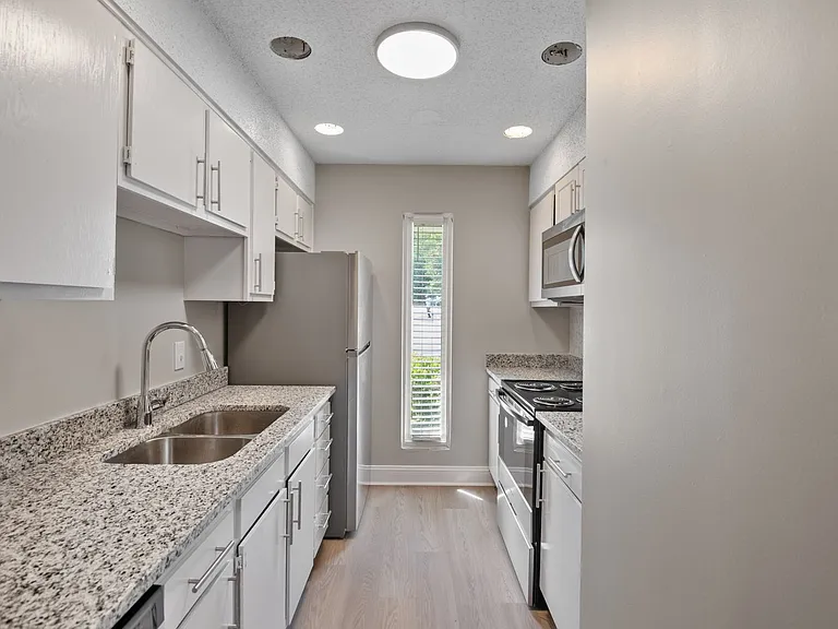 Colonial Pointe Apartments — Photo 13