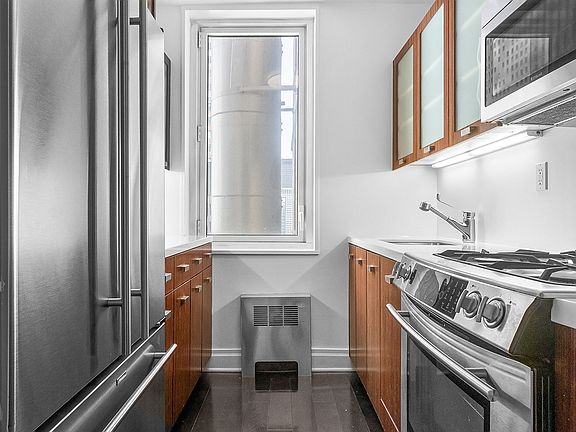 5th image of 212 E 47th St APT 32B